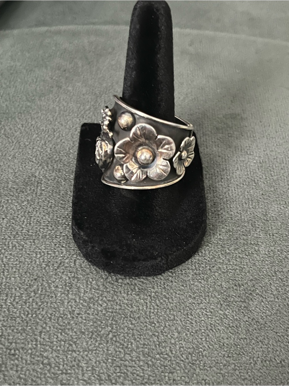 Taxco Silver Sacred Heart Floral Wide Band Ring - Picture 3 of 8